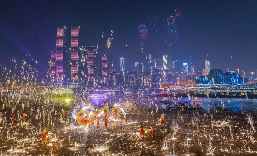 胡晓平-火龙铁花庆新春-重庆市南岸区弹子石广场-2024年.jpg