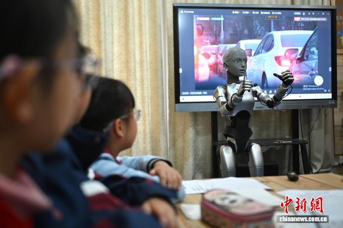 中国合肥：全球首款全尺寸仿生教育机器人“开课”