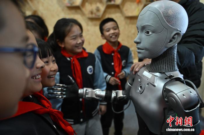 中国合肥：全球首款全尺寸仿生教育机器人“开课”