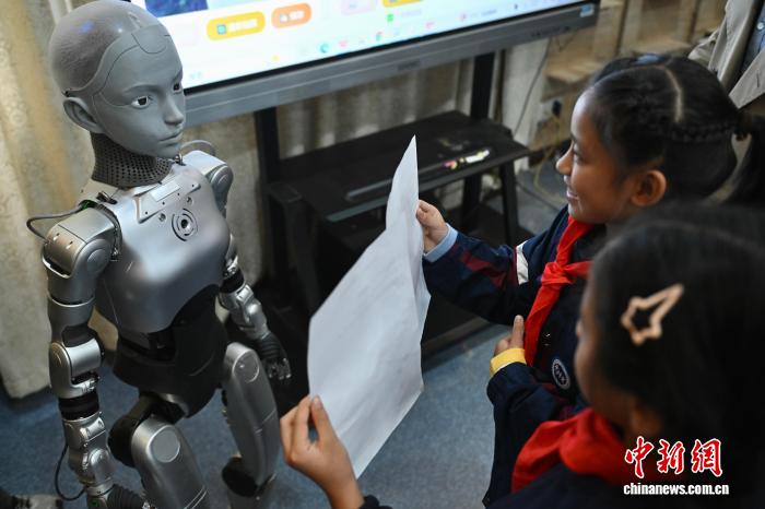 中国合肥：全球首款全尺寸仿生教育机器人“开课”