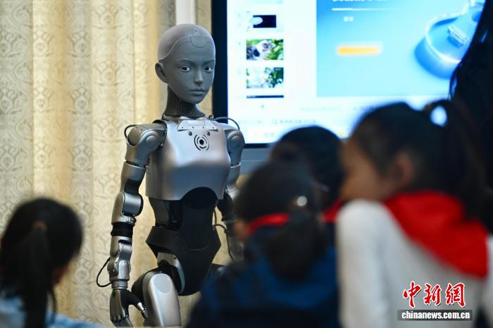 中国合肥：全球首款全尺寸仿生教育机器人“开课”