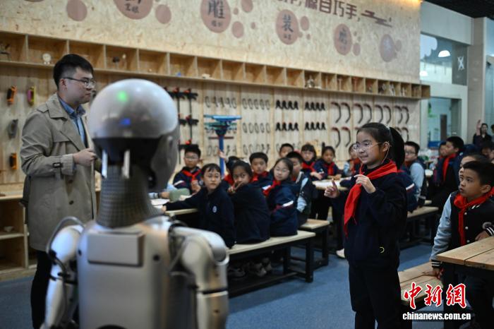 中国合肥：全球首款全尺寸仿生教育机器人“开课”