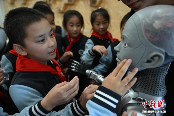 中国合肥：全球首款全尺寸仿生教育机器人“开课”