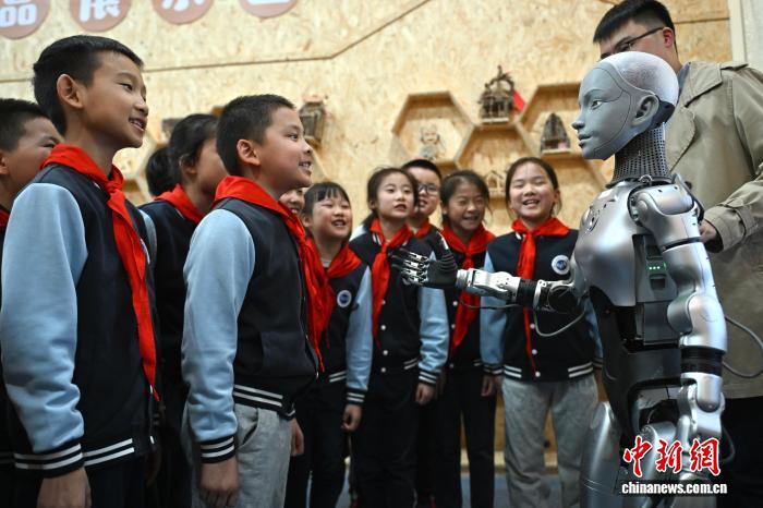 中国合肥：全球首款全尺寸仿生教育机器人“开课”