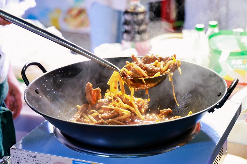 现场爆炒生料。主办方供图