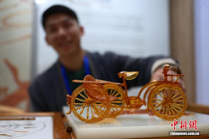 2025中华文化天府论坛在成都开幕现场展示多项非遗代表性项目