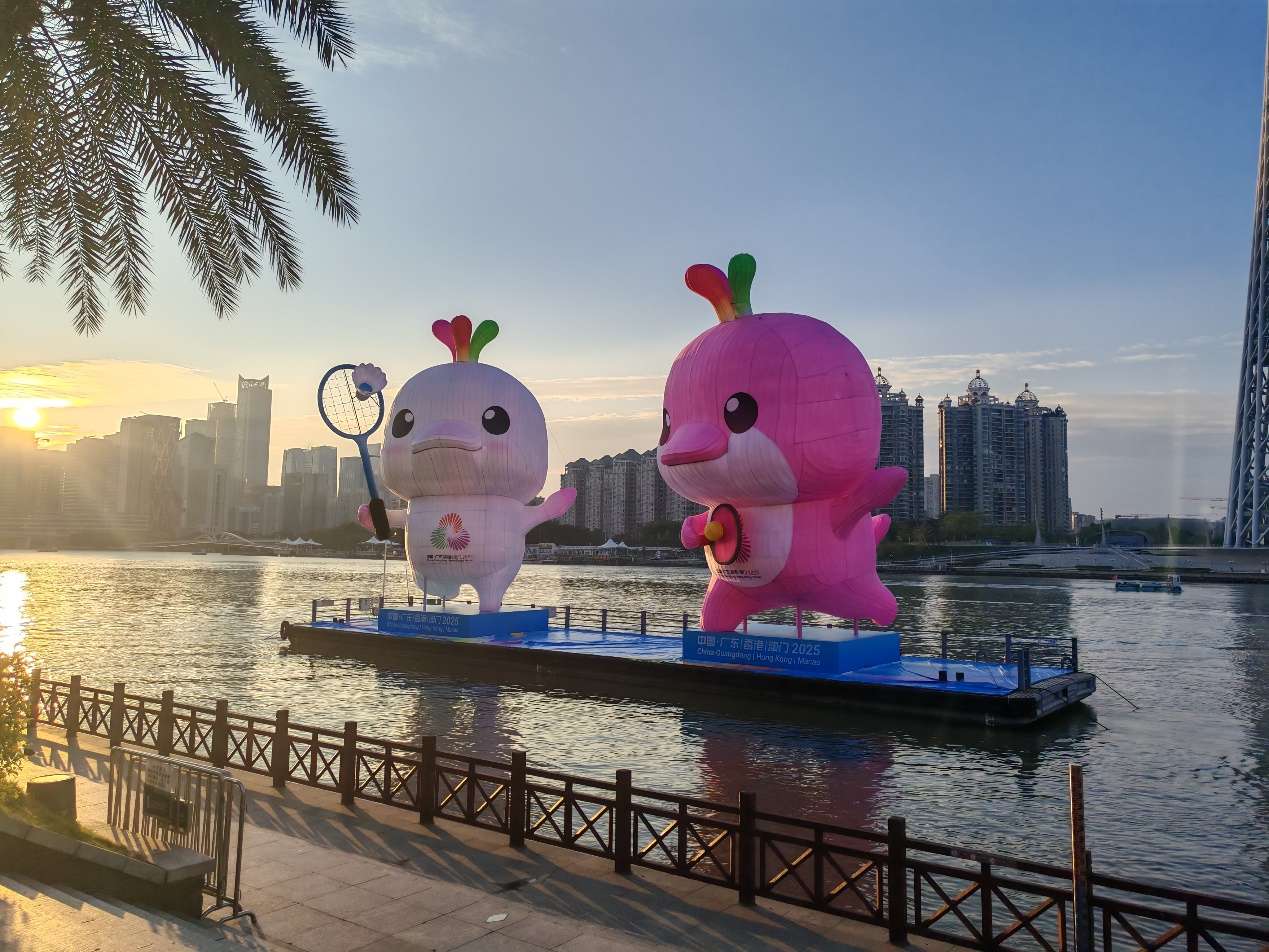 十五运会吉祥物运动造型点亮珠江