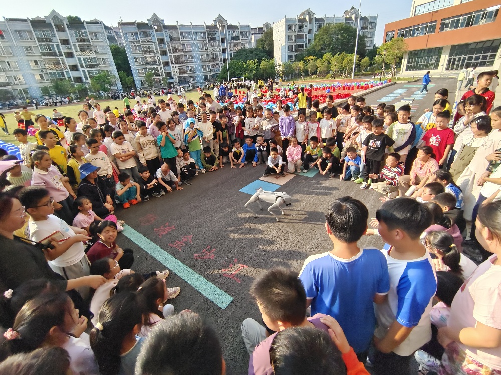 广西百色右江区:快乐科普校园行 点燃青少年科学梦想