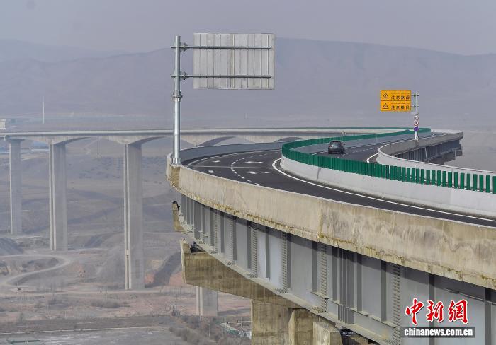 新疆第二高桥头屯河连接线特大桥通车运行
