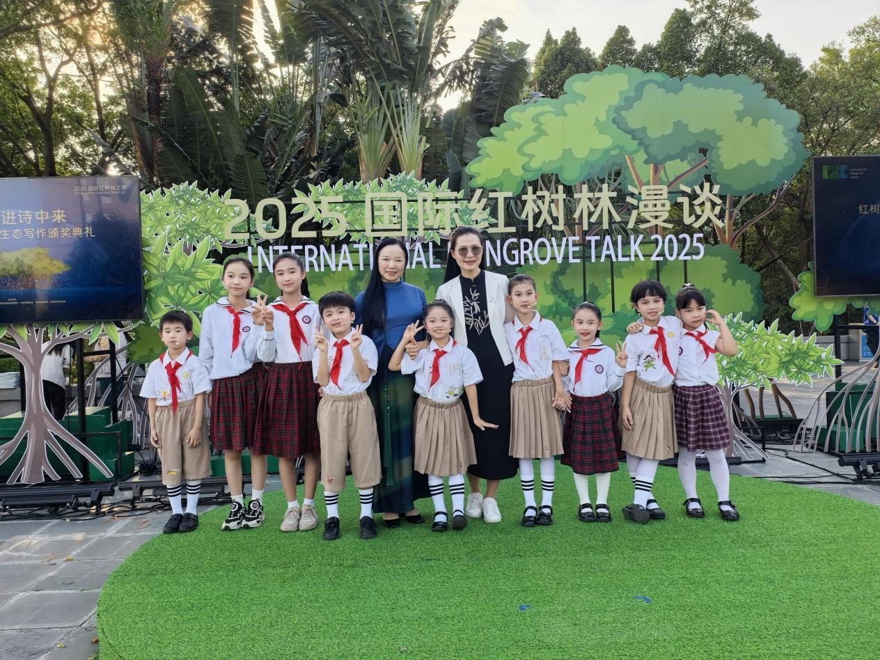 深圳少年用原创儿童诗画现场创作与朗诵点亮“2025国际红树林之夜”