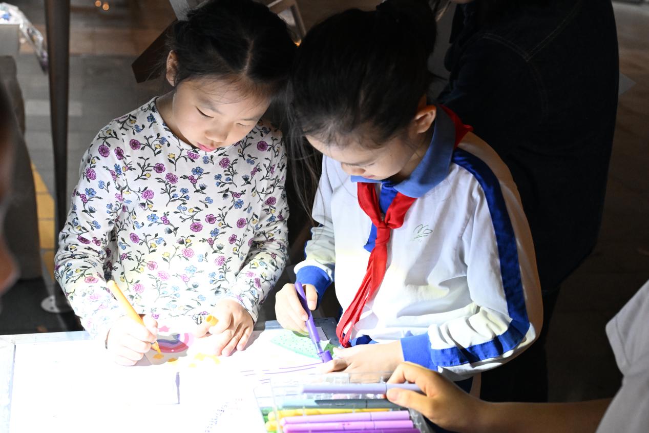 深圳少年用原创儿童诗画现场创作与朗诵点亮“2025国际红树林之夜”