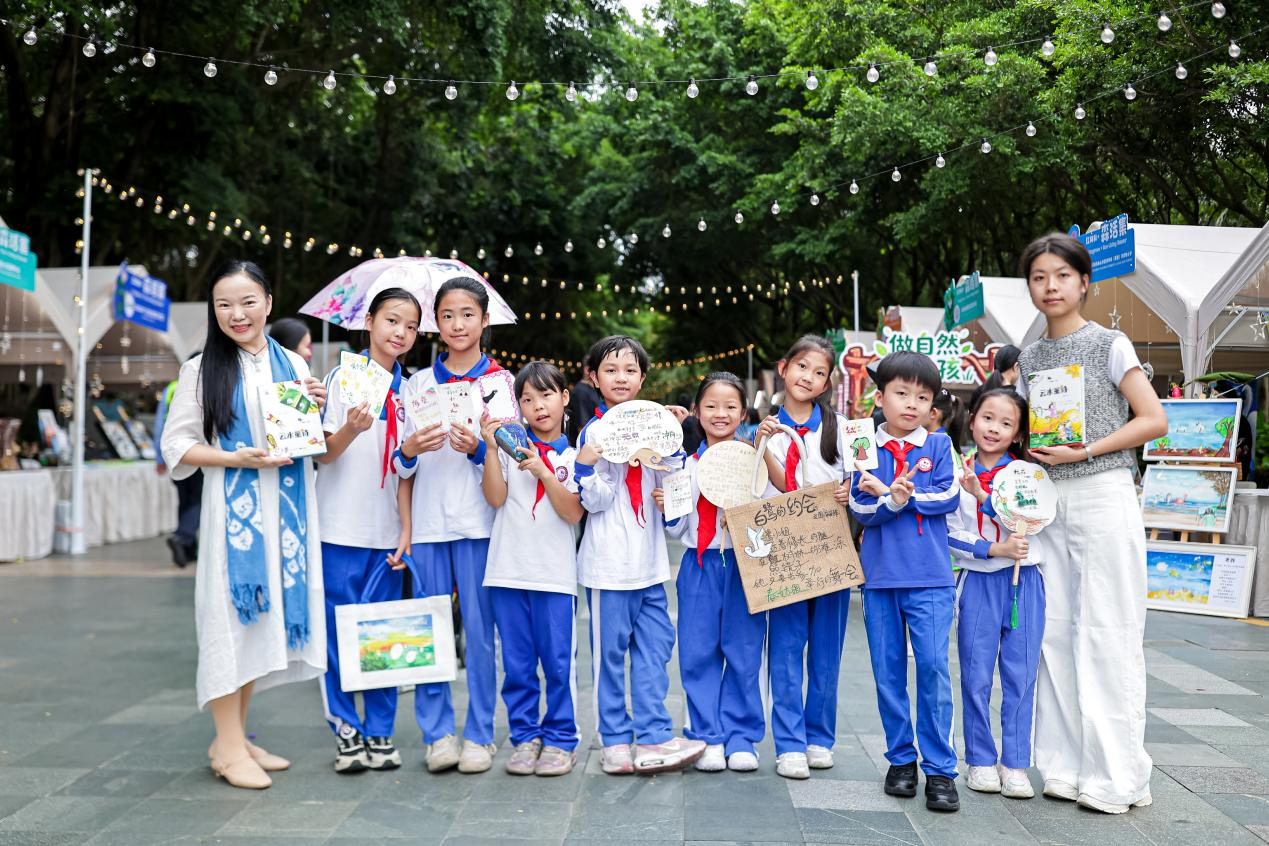 深圳少年用原创儿童诗画现场创作与朗诵点亮“2025国际红树林之夜”