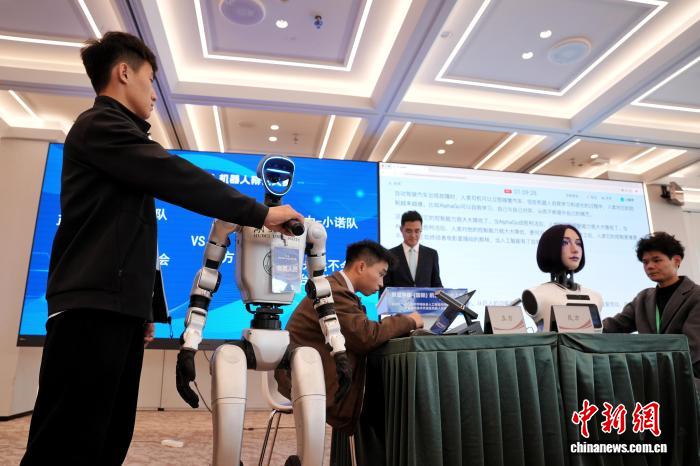 机器人在北京“舌战群雄”