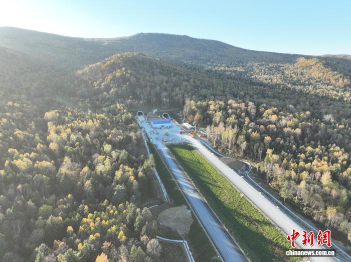 我国最北公路隧道峰岩山隧道双洞贯通