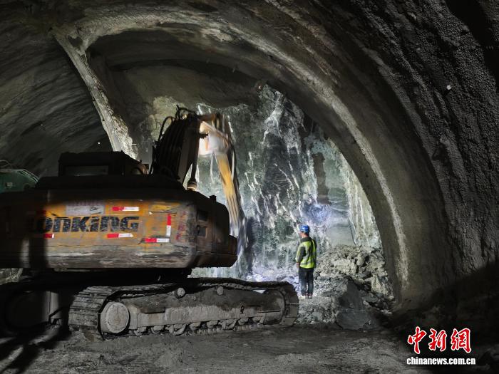 我国最北公路隧道峰岩山隧道双洞贯通
