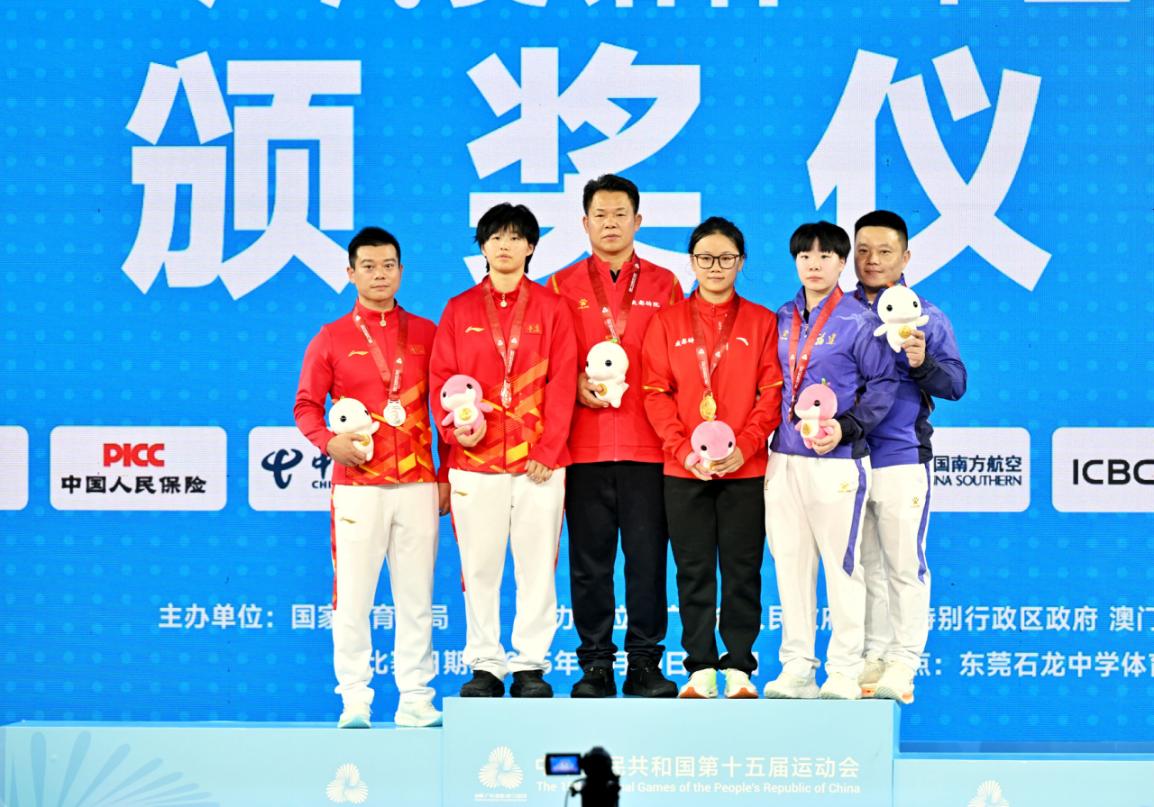 重庆妹子李霜勇夺举重64公斤级银牌