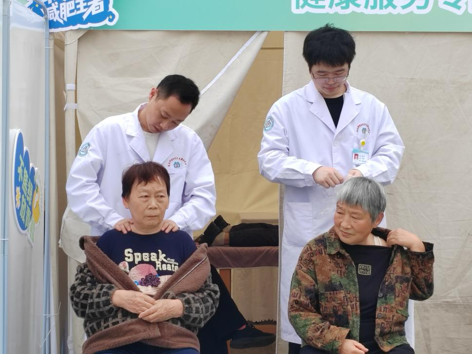 减脂餐品尝、拔罐艾灸免费体验 重庆健康集市“渝超”专场热闹开市