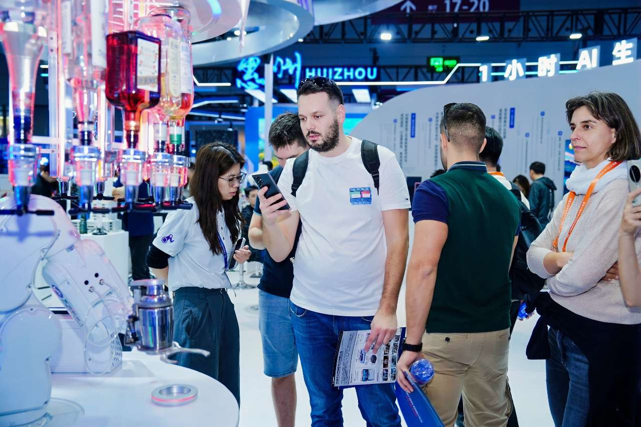 第二十七届高交会观察：深圳宝安打造AI生产生活圈