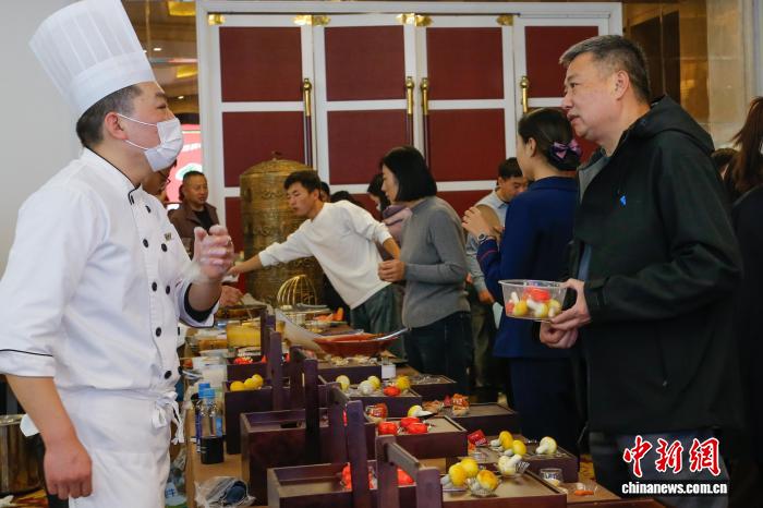 青海祁连：民众免费品尝“青海家宴”流水席