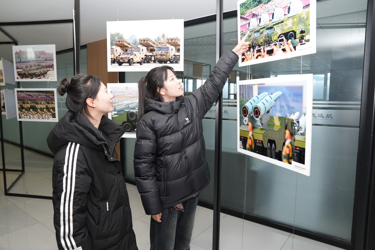 打卡光影盛宴!石家庄工程职业学院学子感受九三阅兵震撼瞬间