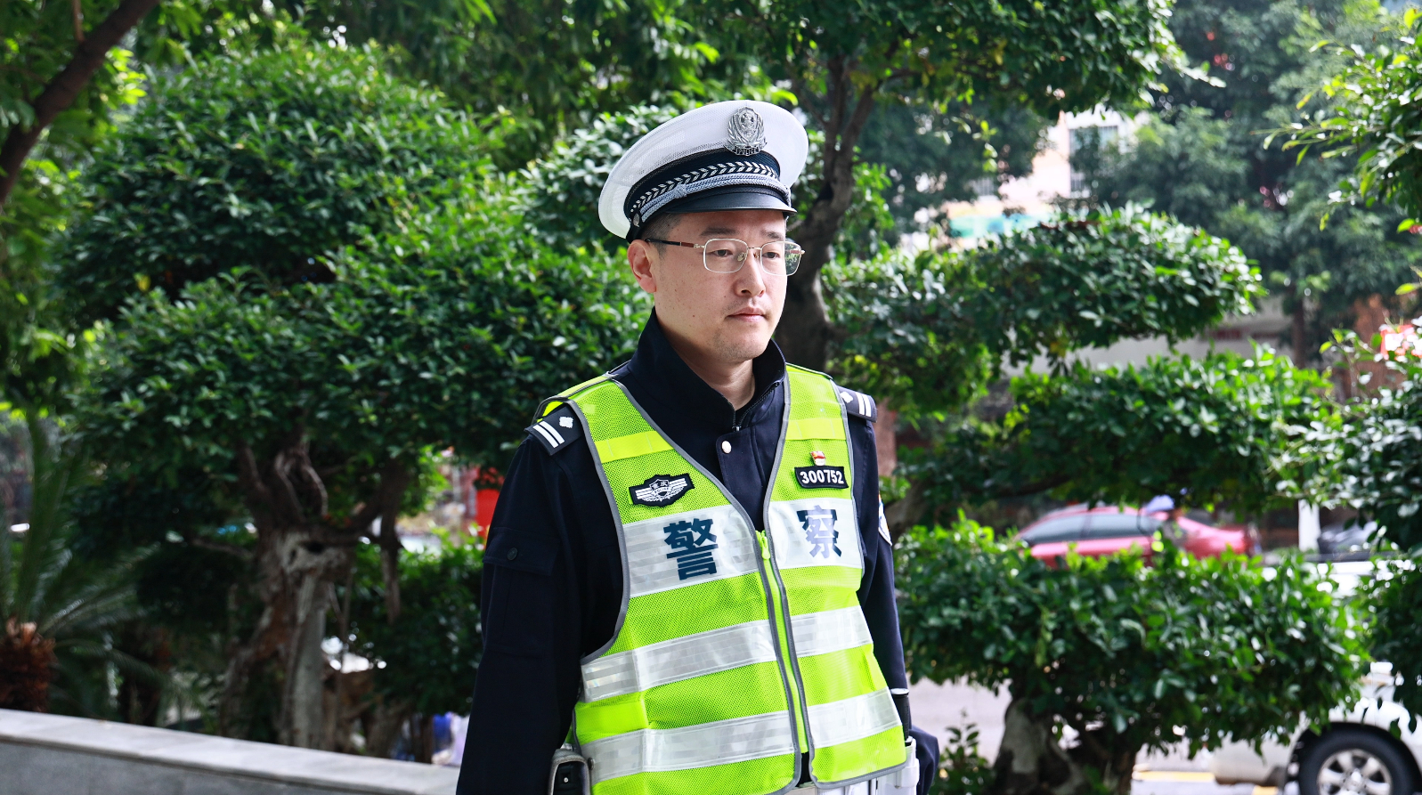 视频 | “警号300752，谢谢你！” 孕妇深夜急需就医遇堵 重庆民警开辟“生命通道”