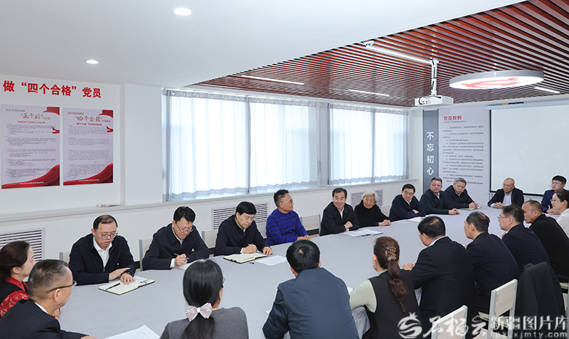 陈小江在克拉玛依宣讲党的二十届四中全会精神