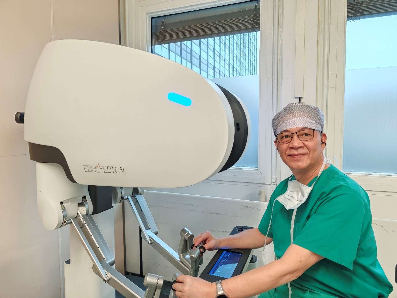 跨越12000公里，中山一院专家“隔空”主刀中欧远程手术