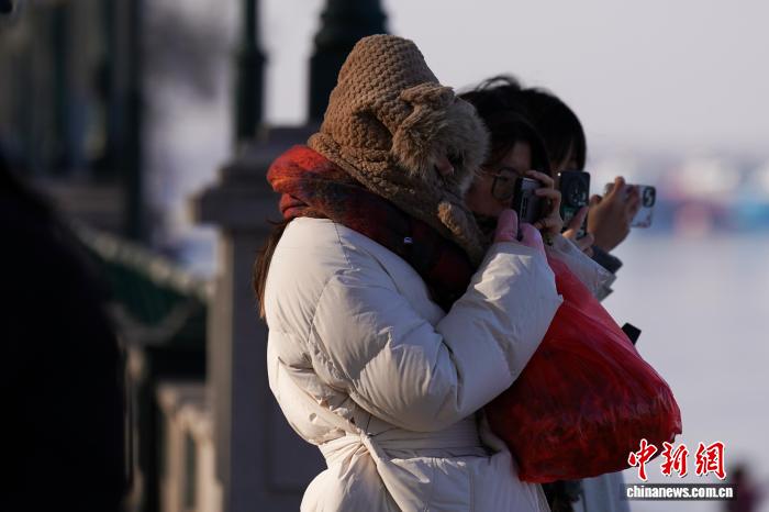 黑龙江哈尔滨气温持续走低市民添衣出行