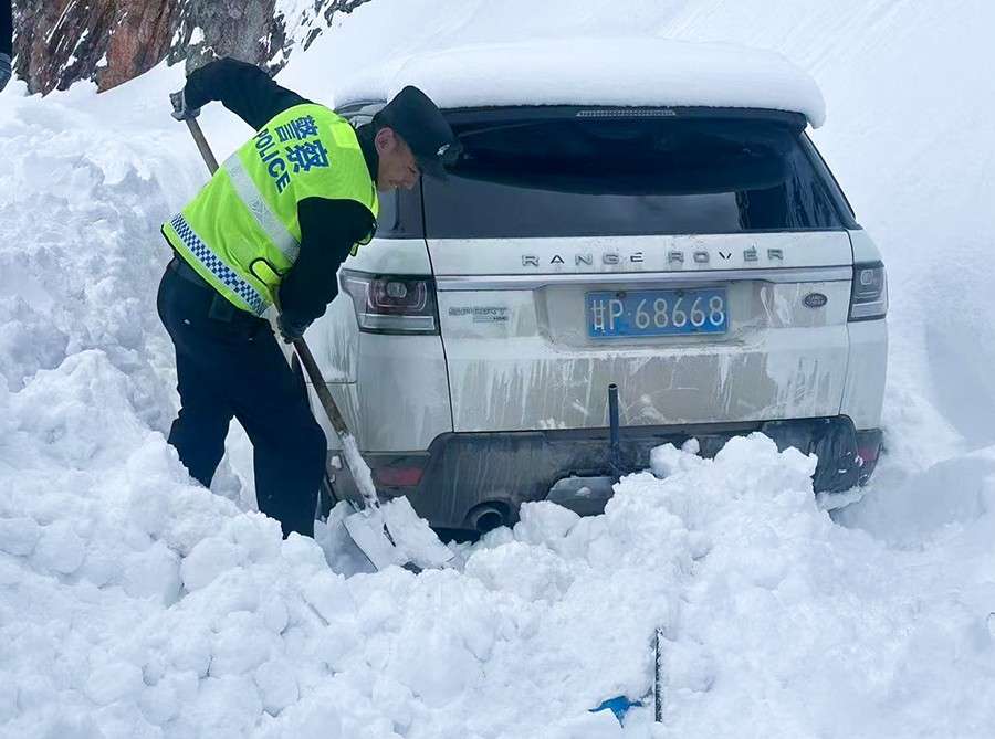 坚守4000米高原,他们当好“云端守护者” 坚守4000米高原,他们当好“云端守护者”