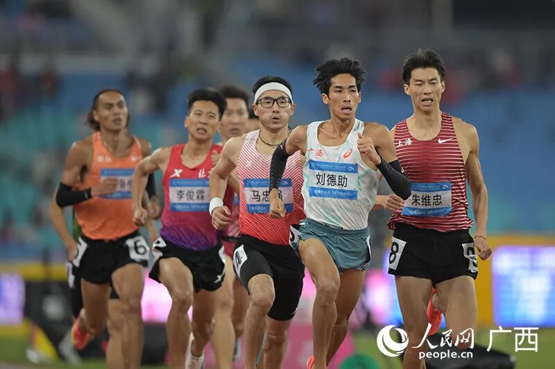 第十五届全国运动会田径项目男子800米决赛。人民网 雷琦竣摄
