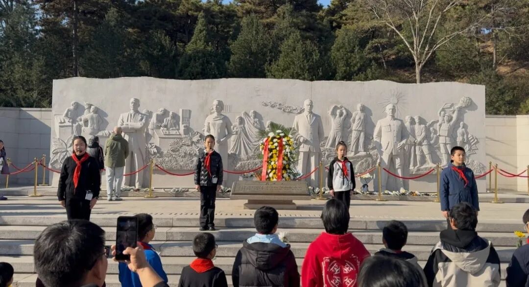 英雄诞辰日，沉默荣耀焕新光——小小宣讲员无名英雄广场寄哀思