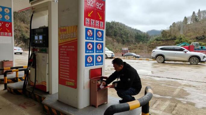 乐业消防发动基层力量紧盯“九小场所”消防隐患