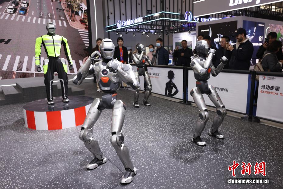 2025世界智能制造博览会在南京开展 机器人“扎堆”亮相展绝活