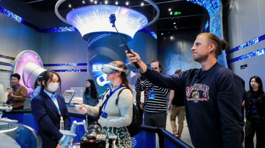 中国有约丨在深圳科技馆挑战AI，老外们玩嗨了！