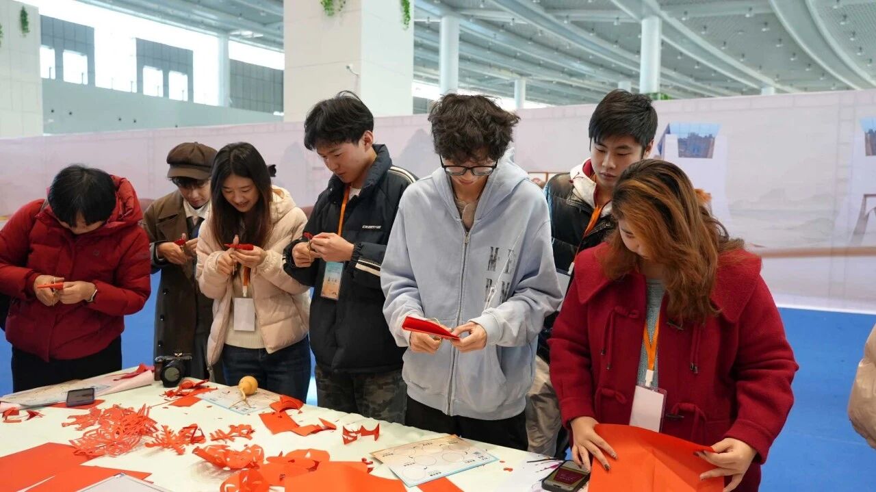 丝路青年相聚霍尔果斯 文化交融织就友谊新篇 丝路青年相聚霍尔果斯 文化交融织就友谊新篇