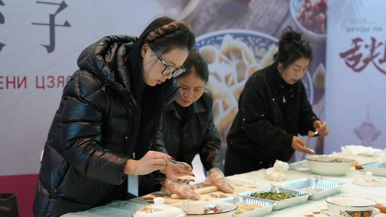 丝路青年相聚霍尔果斯 文化交融织就友谊新篇 丝路青年相聚霍尔果斯 文化交融织就友谊新篇