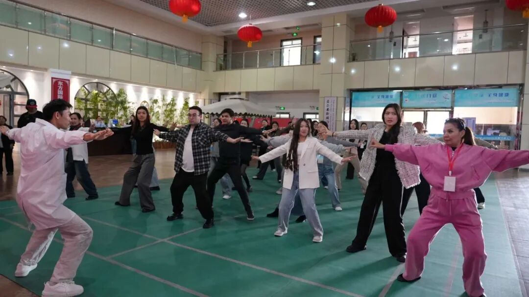 丝路青年相聚霍尔果斯 文化交融织就友谊新篇 丝路青年相聚霍尔果斯 文化交融织就友谊新篇