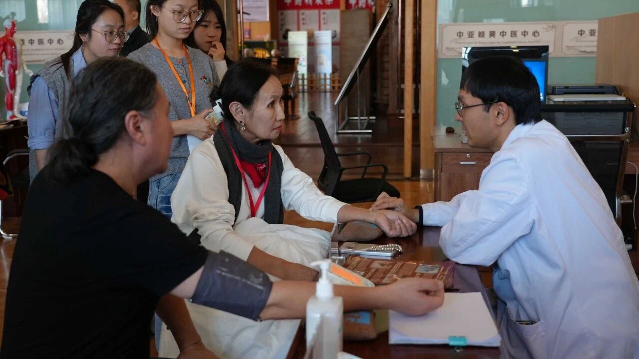 丝路青年相聚霍尔果斯 文化交融织就友谊新篇 丝路青年相聚霍尔果斯 文化交融织就友谊新篇