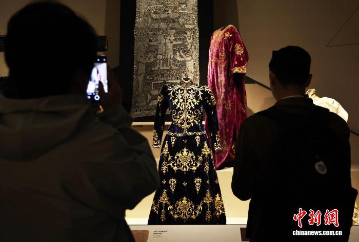 “金线——从北非到东亚的黄金服饰风尚”特展亮相成都博物馆