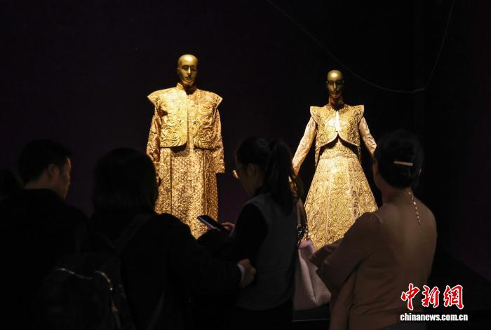 “金线——从北非到东亚的黄金服饰风尚”特展亮相成都博物馆