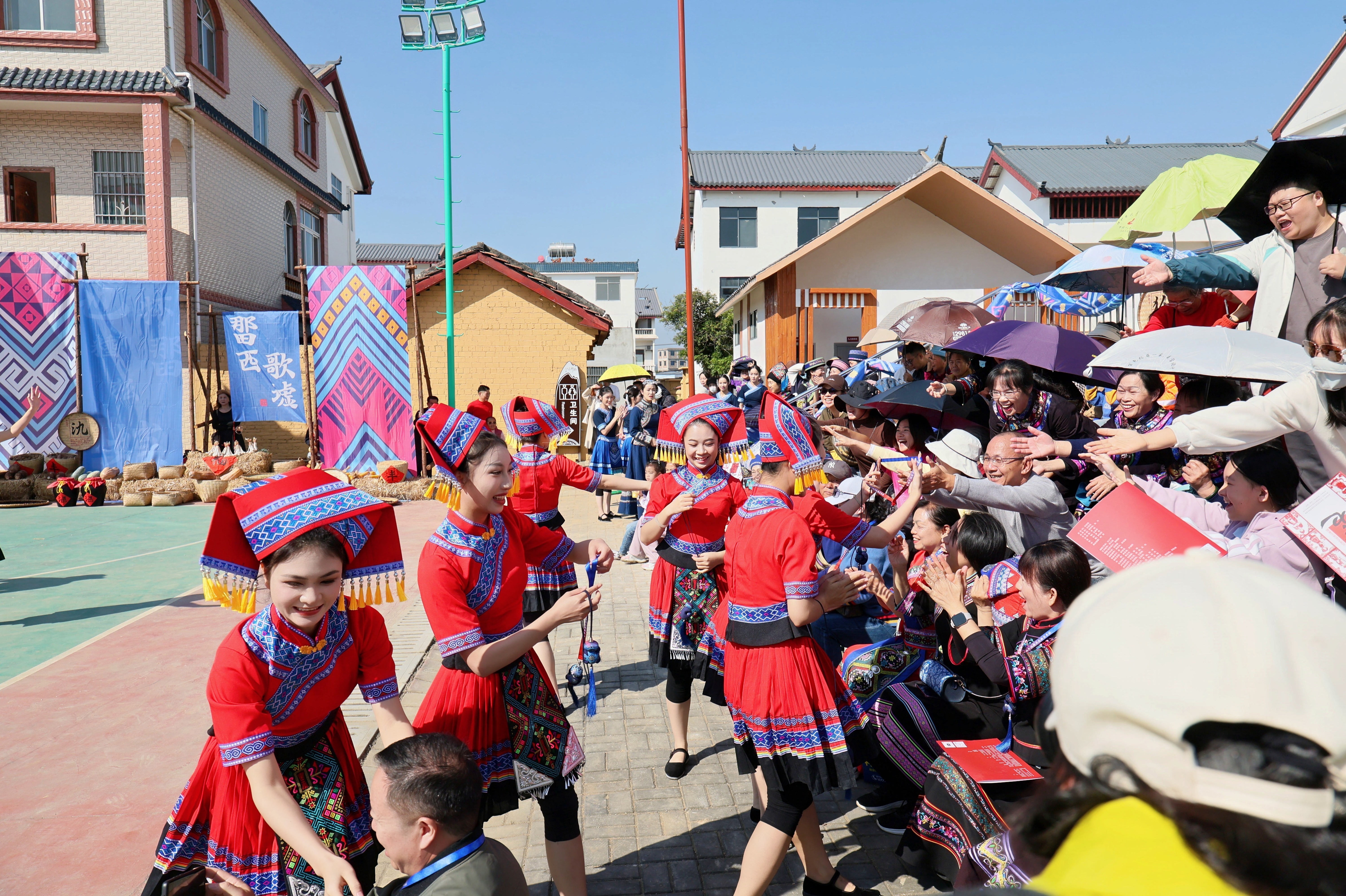广西首部乡村旅游沉浸实景剧《彩神麽乜》开演