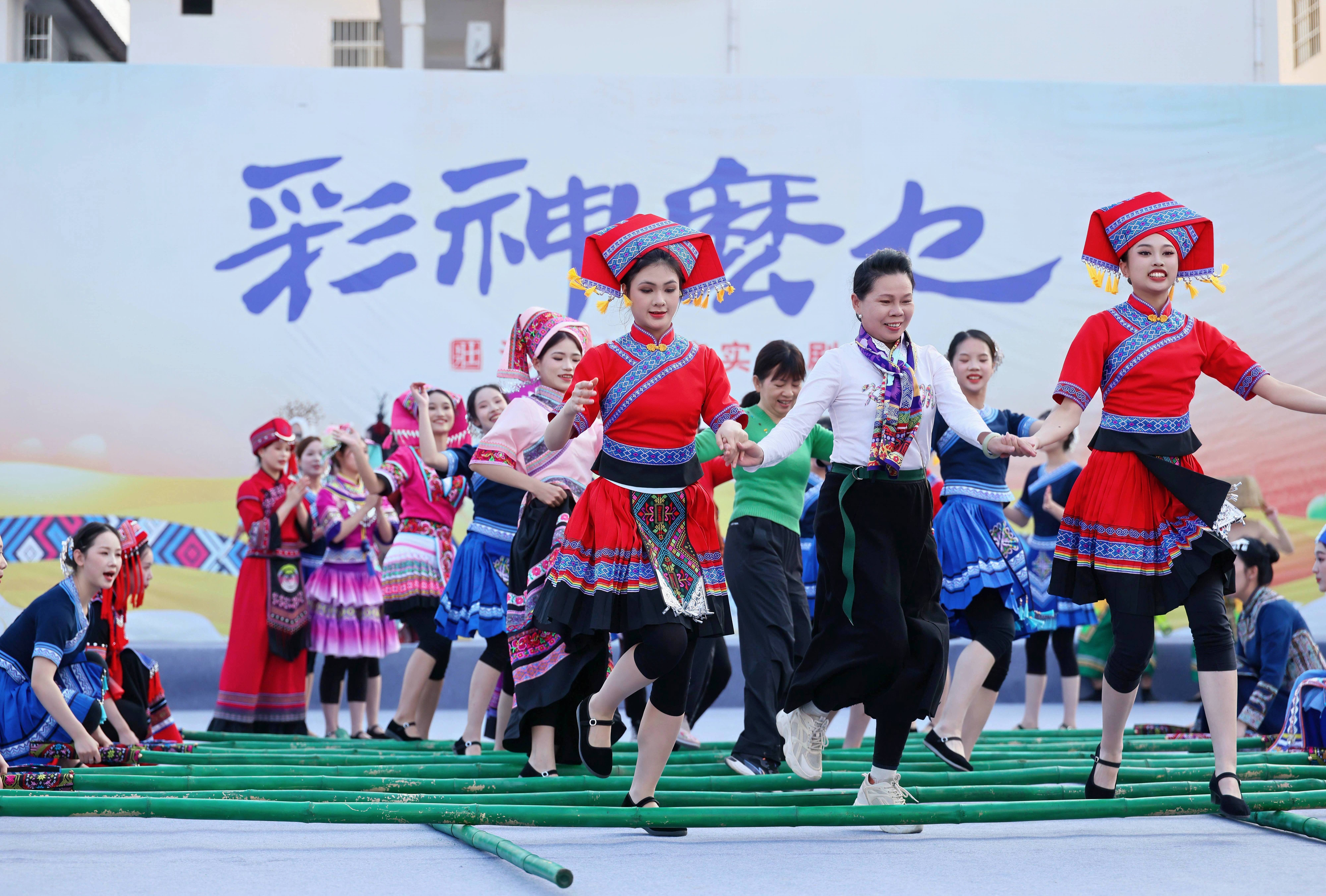 广西首部乡村旅游沉浸实景剧《彩神麽乜》开演