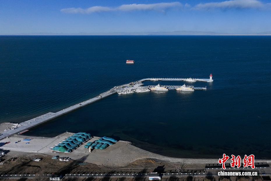 航拍冬日青海湖：湖水湛蓝 万物静谧