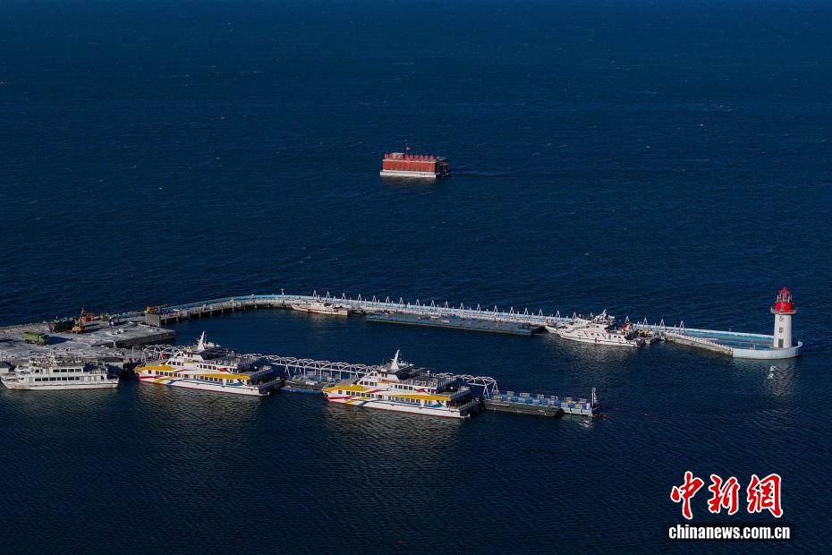 航拍冬日青海湖：湖水湛蓝 万物静谧