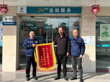 福州罗源供电:翻山越岭送光明 供电速度获称赞 福州罗源供电:翻山越岭送光明 供电速度获称赞