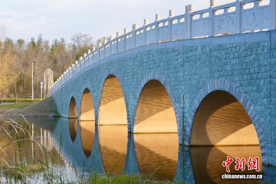 冬日郑州上映“金光穿洞”景观