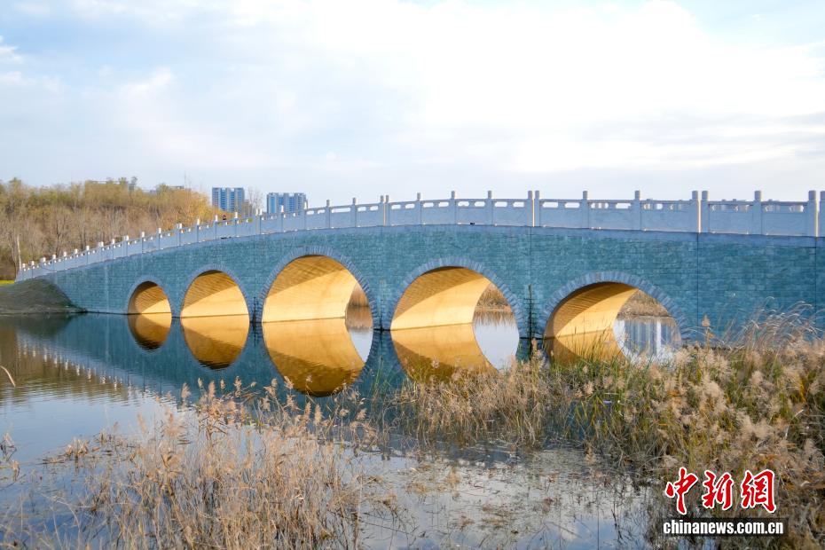 冬日郑州上映“金光穿洞”景观