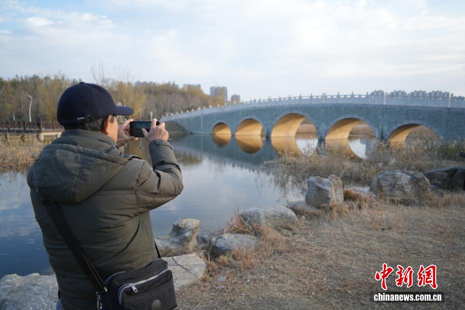 冬日郑州上映“金光穿洞”景观