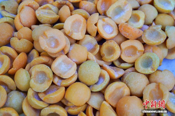 黑龙江哈尔滨变“天然大冰箱”冻货摆上街头售卖