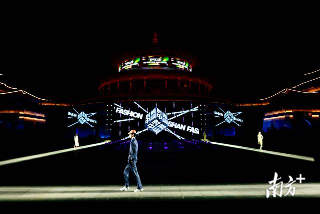 牛仔服邂逅无人机！中山两大服装名镇联袂“出圈”